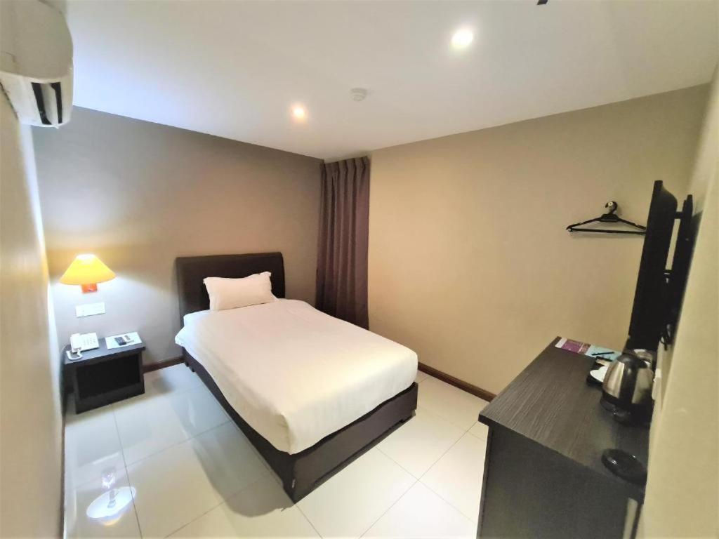 Merdeka Hotel Kluang Exterior photo
