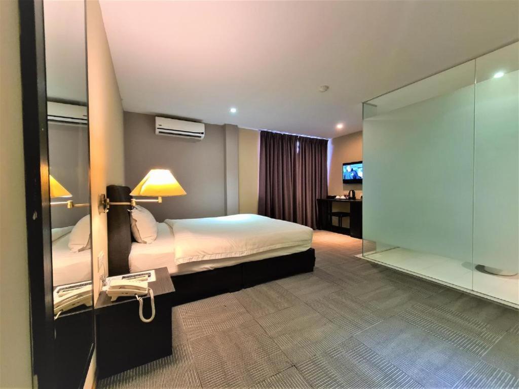 Merdeka Hotel Kluang Exterior photo