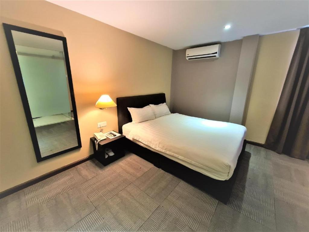 Merdeka Hotel Kluang Exterior photo