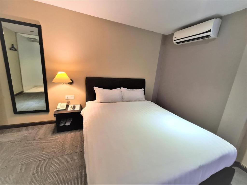 Merdeka Hotel Kluang Exterior photo