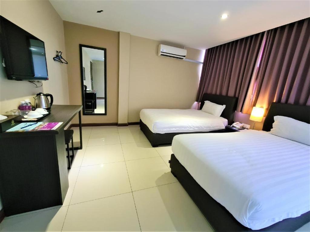 Merdeka Hotel Kluang Exterior photo
