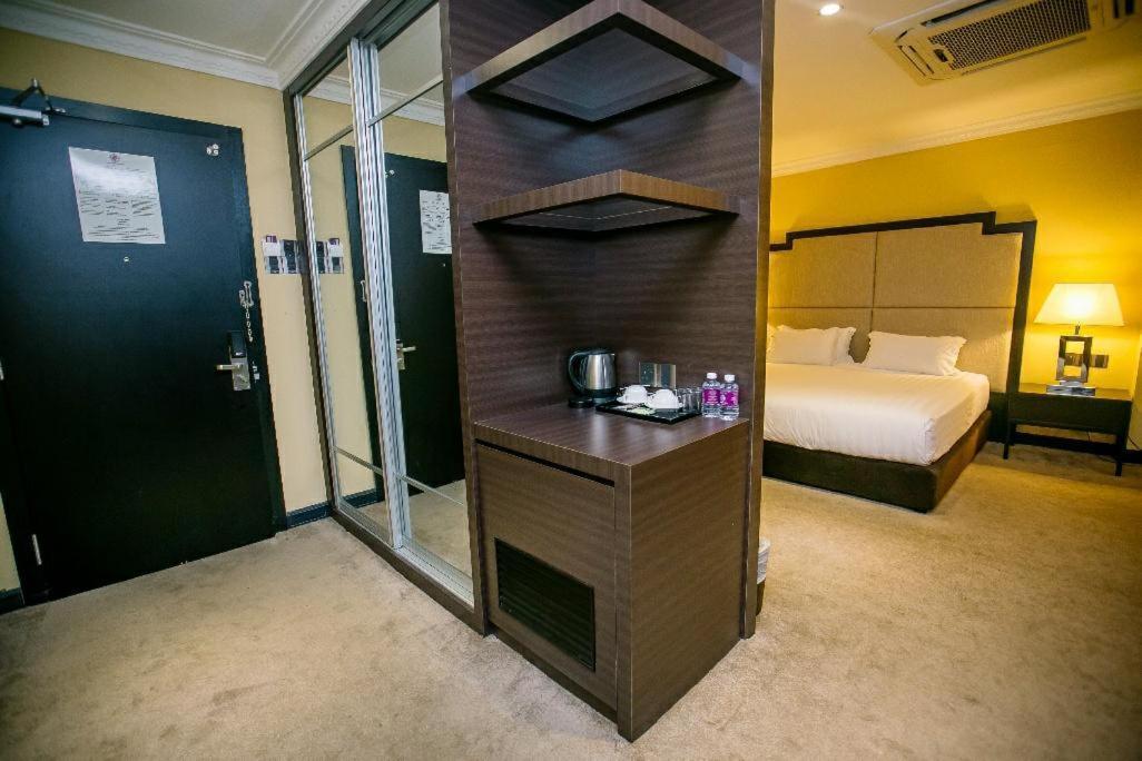 Merdeka Hotel Kluang Exterior photo
