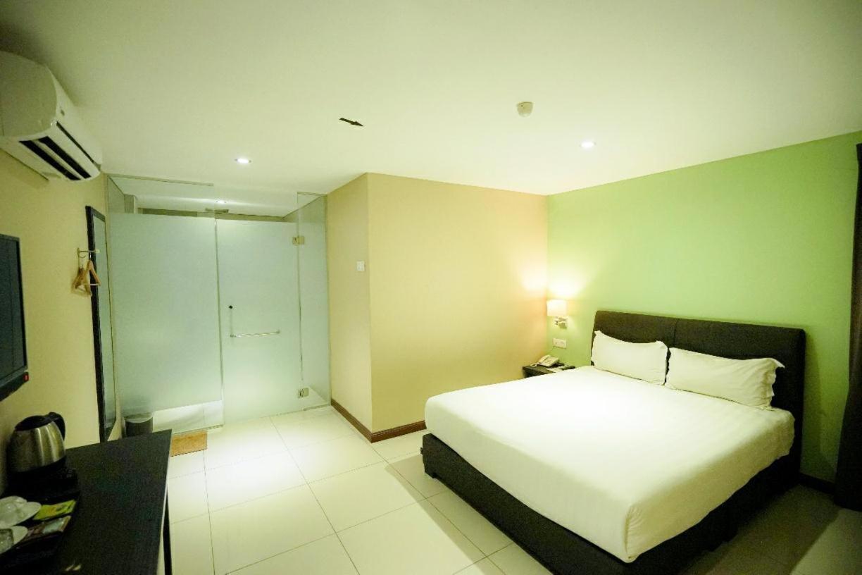 Merdeka Hotel Kluang Exterior photo