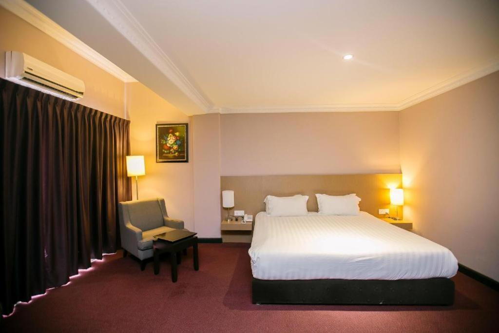 Merdeka Hotel Kluang Exterior photo