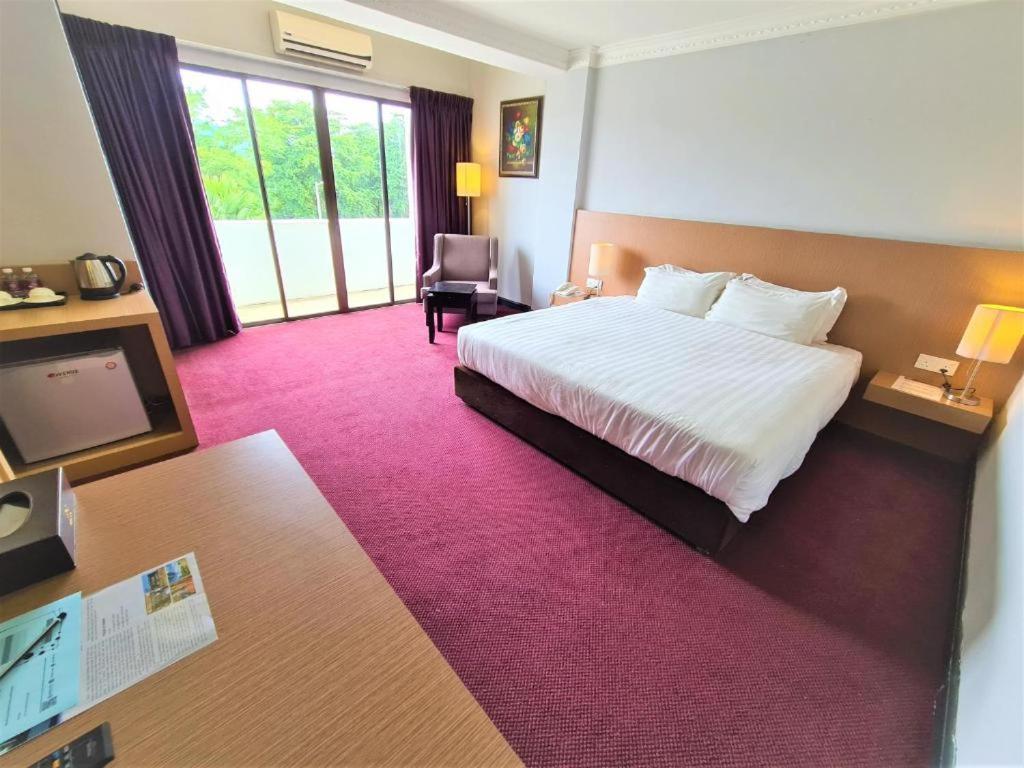 Merdeka Hotel Kluang Exterior photo