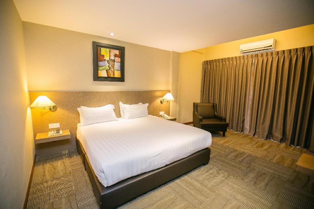 Merdeka Hotel Kluang Exterior photo