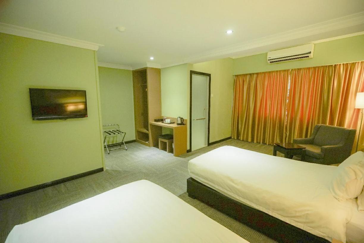 Merdeka Hotel Kluang Exterior photo